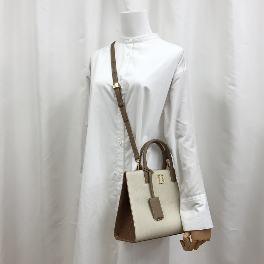 【送料&関税込】Burberry Frances Handbag 21954361_51680182_600.jpg
