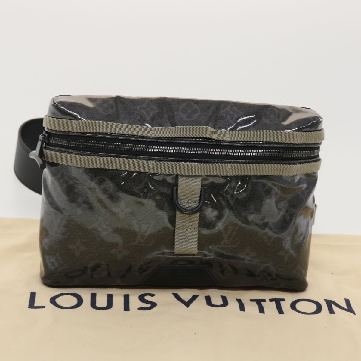 LOUIS VUITTON Monogram Eclipse Glaze Messenger PM Shoulder