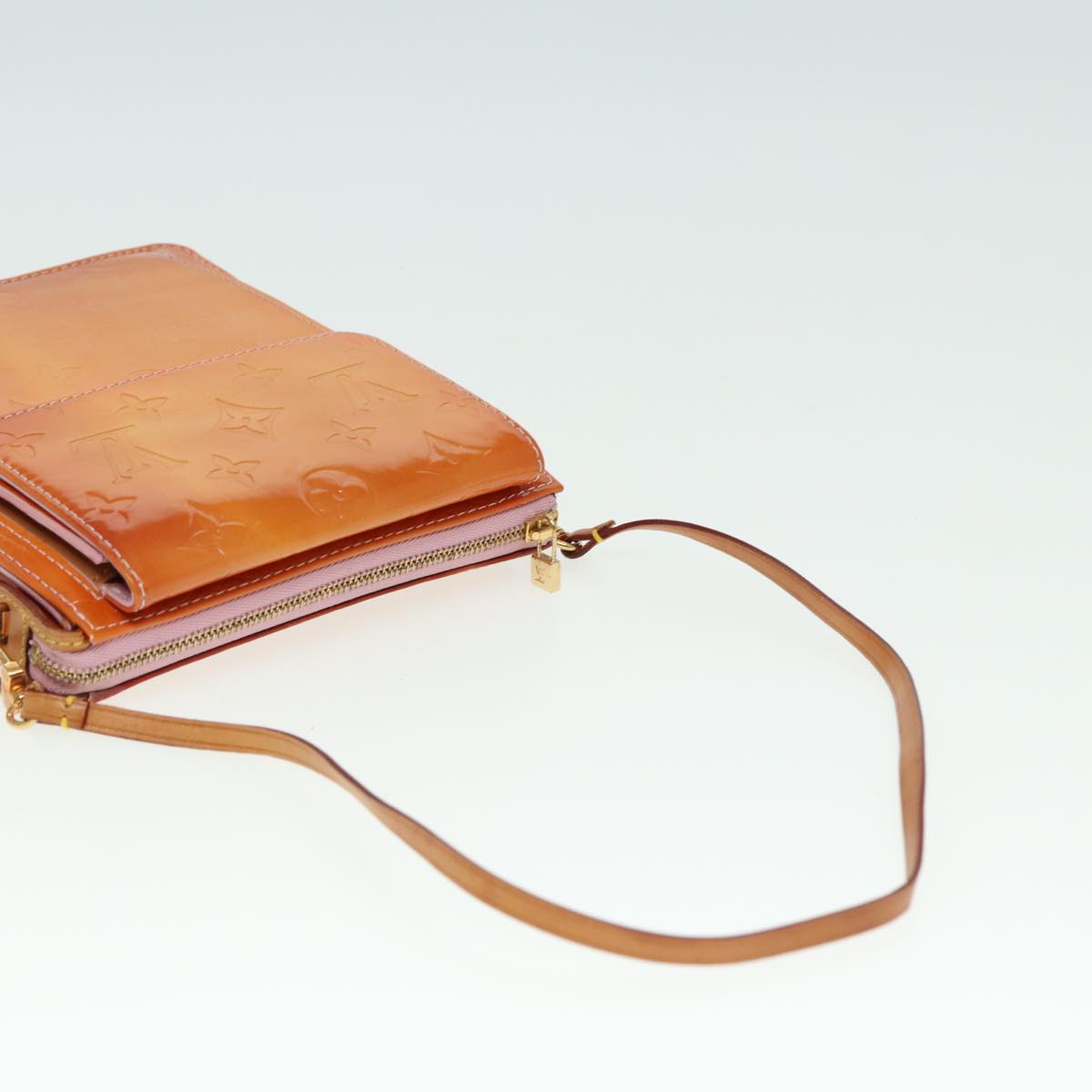 LOUIS VUITTON Monogram Vernis Motto Pouch Marshmallow Pink