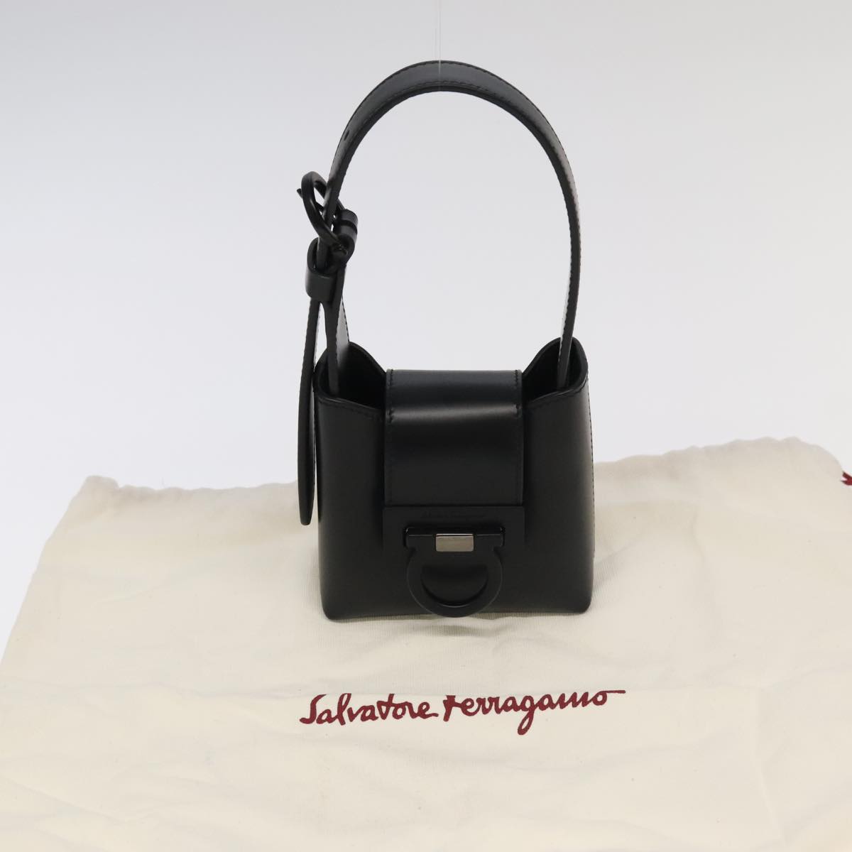 【SALVATORE FERRAGAMO】 Gancini Shoulder Bag 1