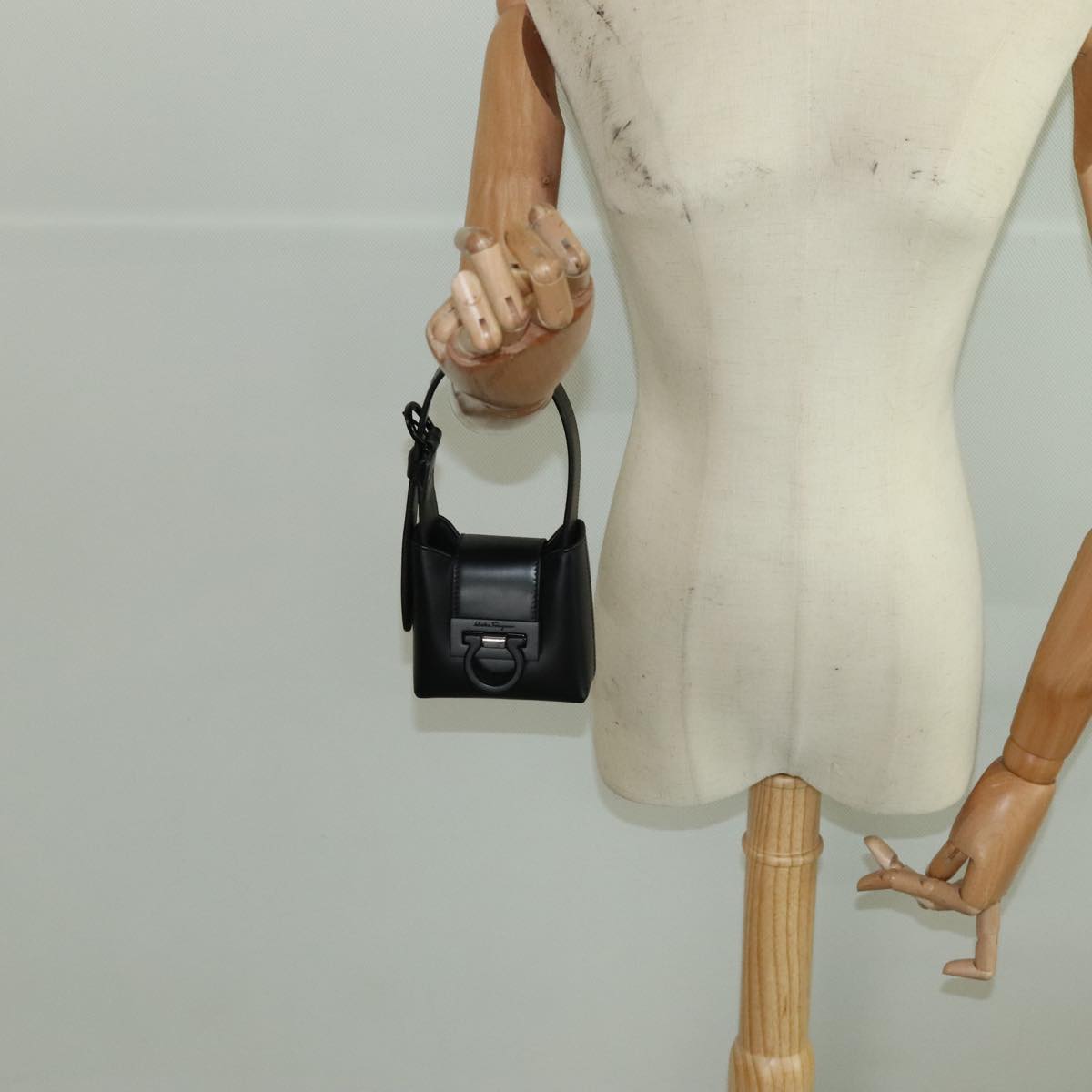 バッグ Ferragamo Gancini Leather Bag Ferragamo Men's Gancini Embossed Leather Crossbody Bag