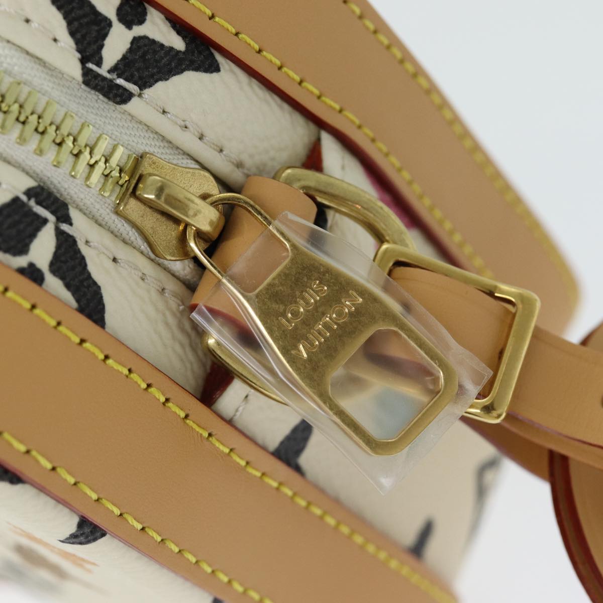 LOUIS VUITTON Craggy Envelope Messenger Isetan Open Only