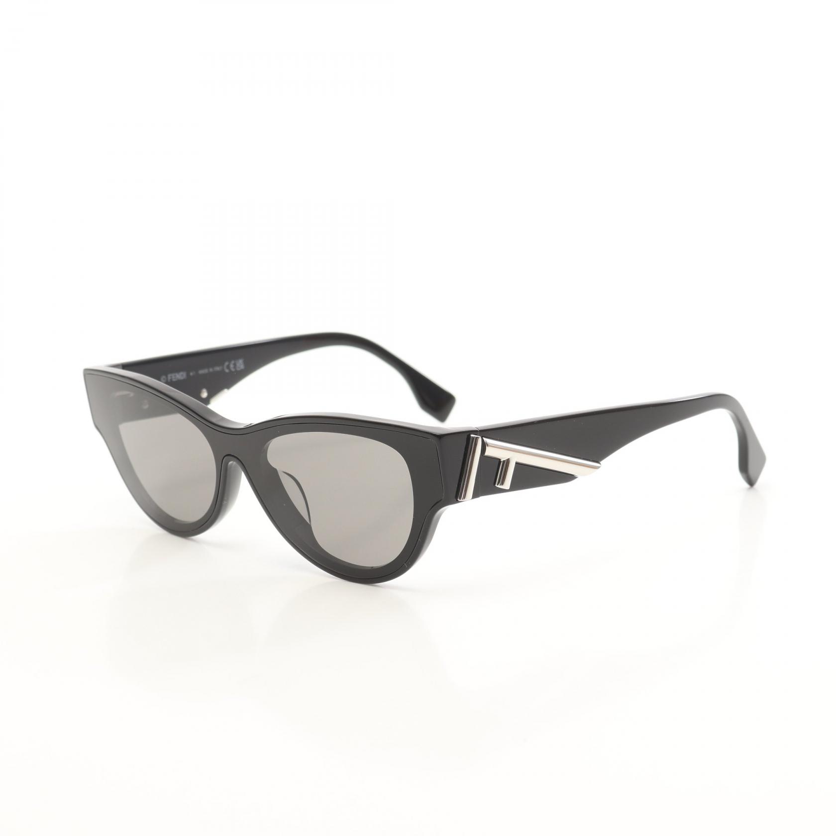 Fendi First
Black acetate sunglasses
Very good condition Fendi Acetate Fendi First Sunglasses FE40098I Havana 1748568  main image 4