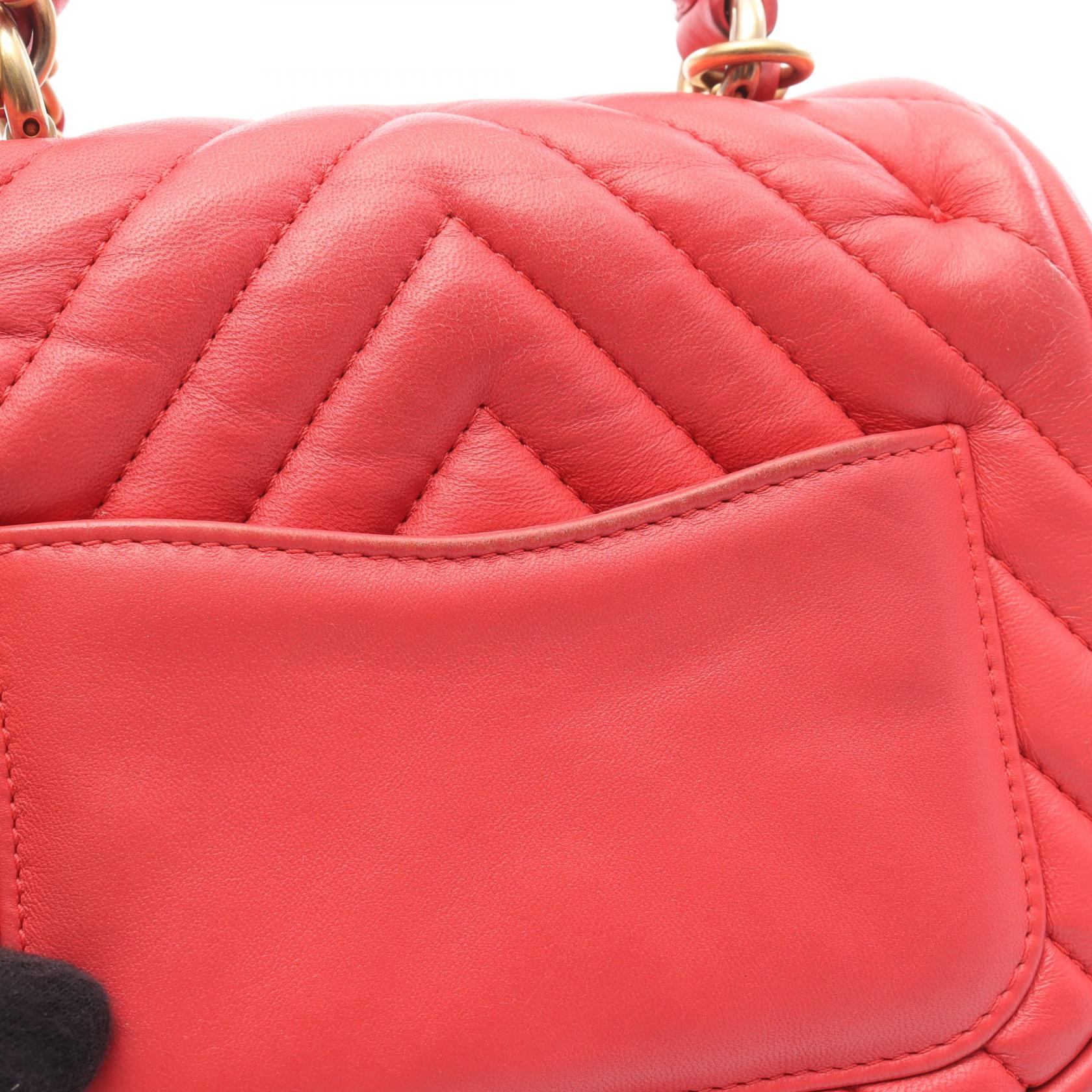 CHANEL Chevron V Stitch Crossbody Chain Shoulder Bag  display picture 3