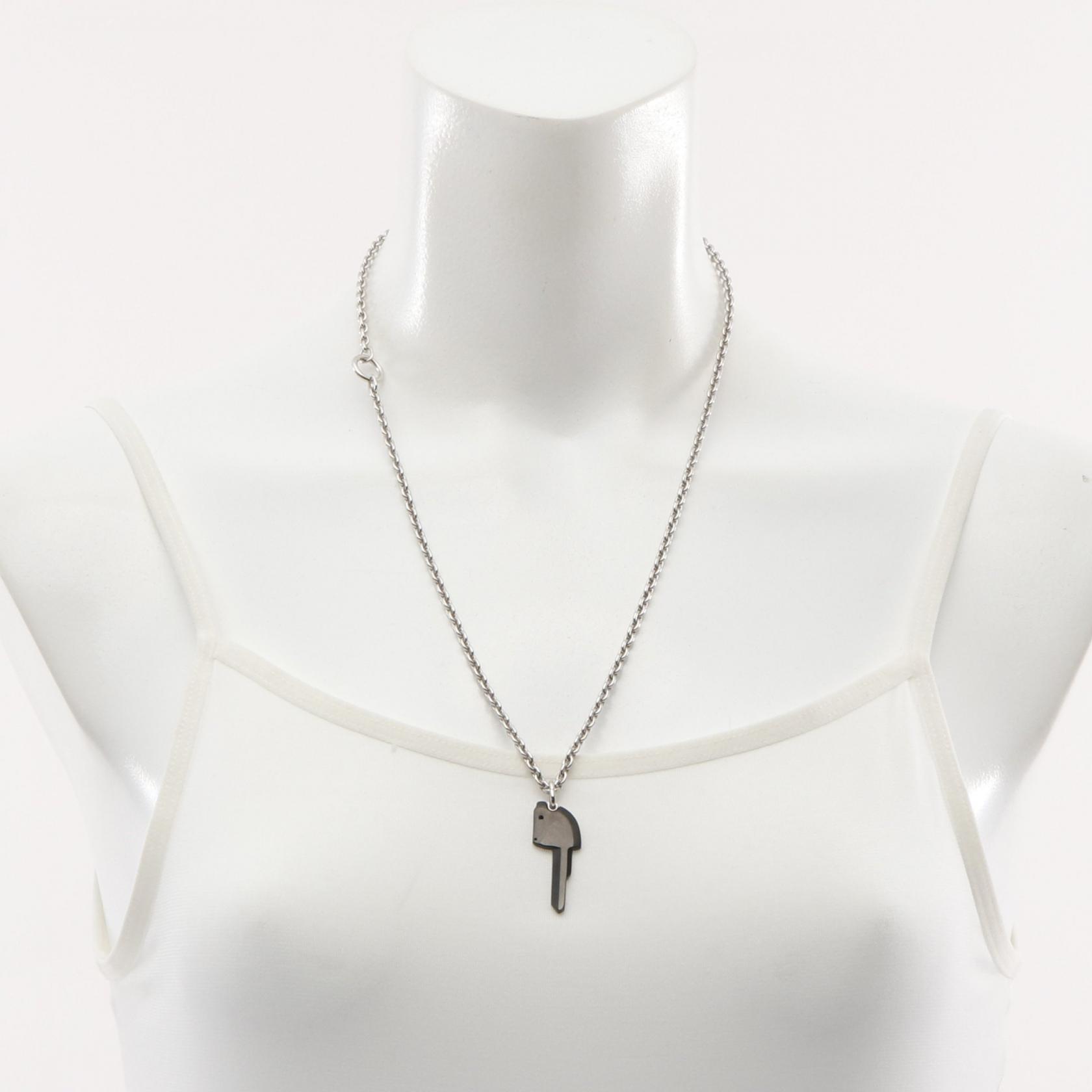 普段使いしやすいデザイン♪【HERMES】Cle Cheval ネックレス コーデのポイントに】HERMES Cle Cheval snap hookネックレス