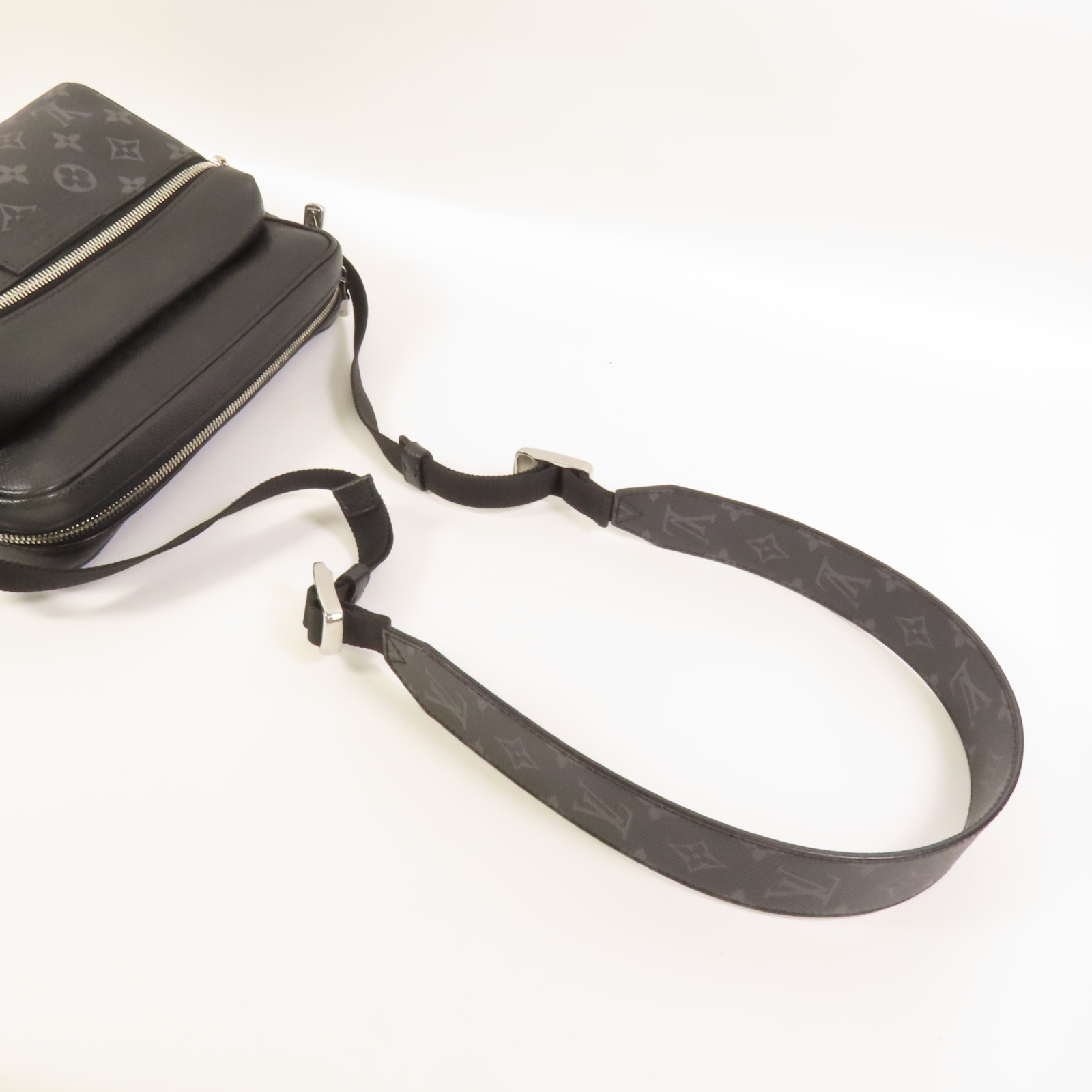 LOUIS VUITTON LV Outdoor Messenger Shoulder Bag M30233 Monogram