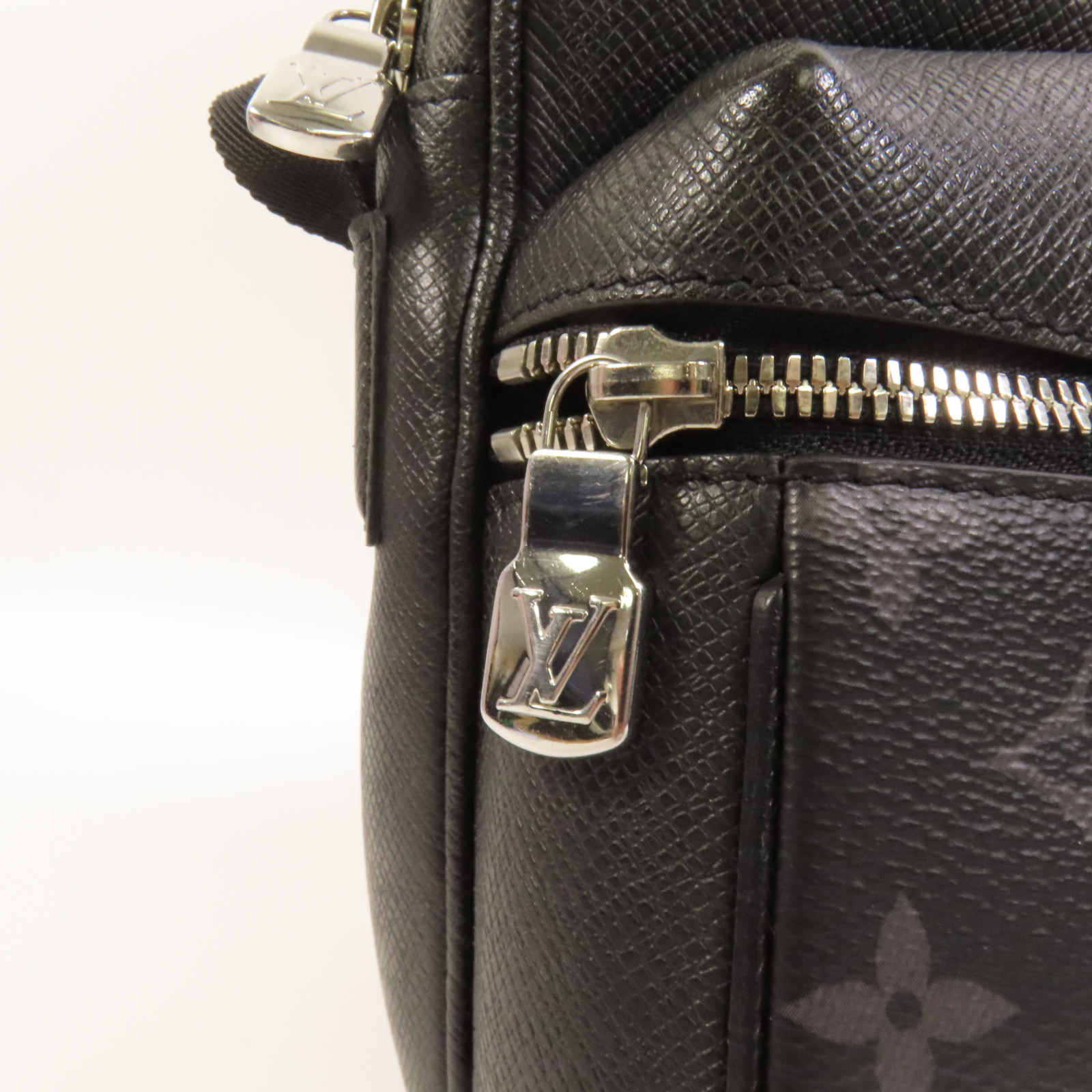 LOUIS VUITTON LV Outdoor Messenger Shoulder Bag M30233 Monogram