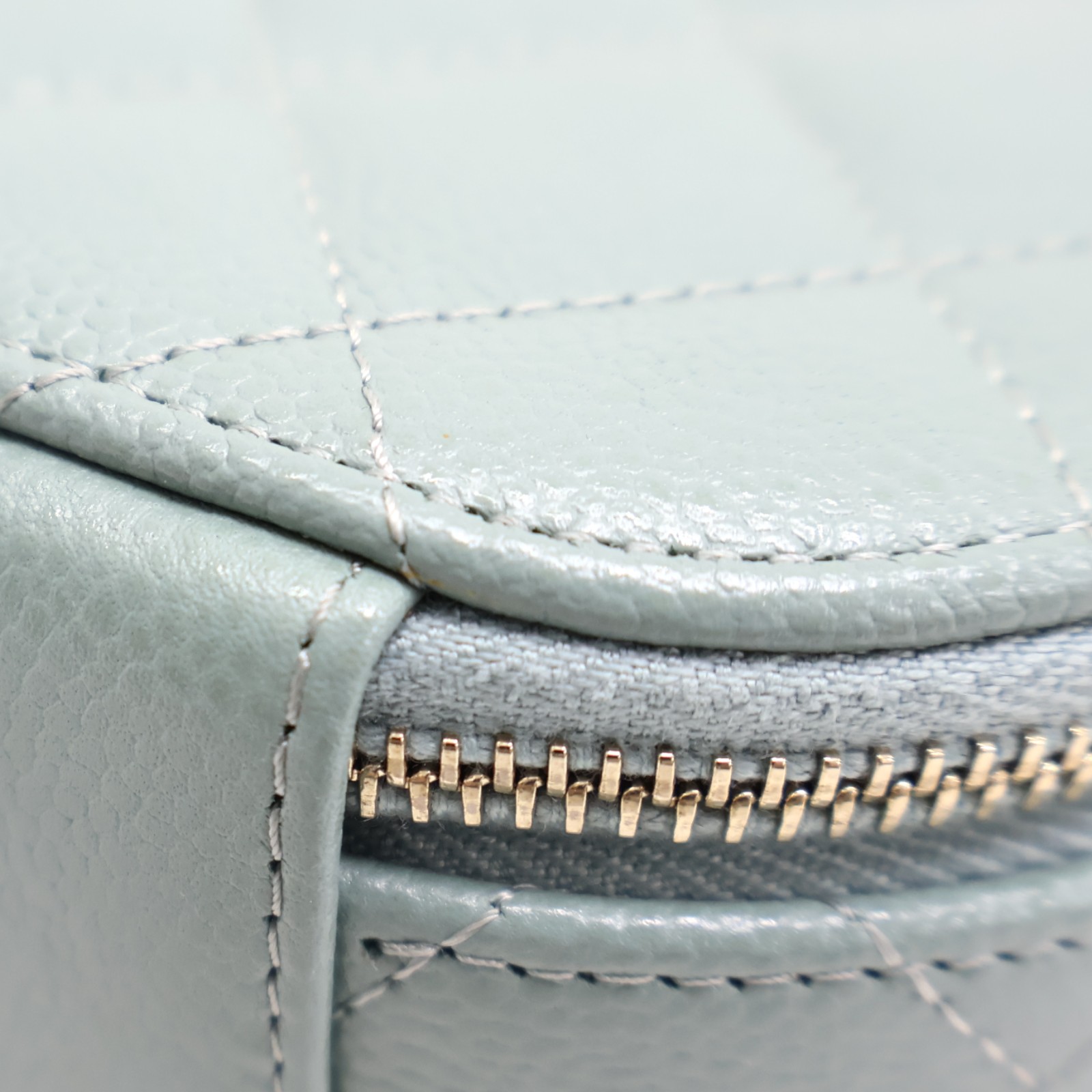 CHANEL Matelasse Round Vanity Case Shoulder BAg Calfskin Green CHANEL Matelasse Round Vanity Case Shoulder BAg Calfskin Green