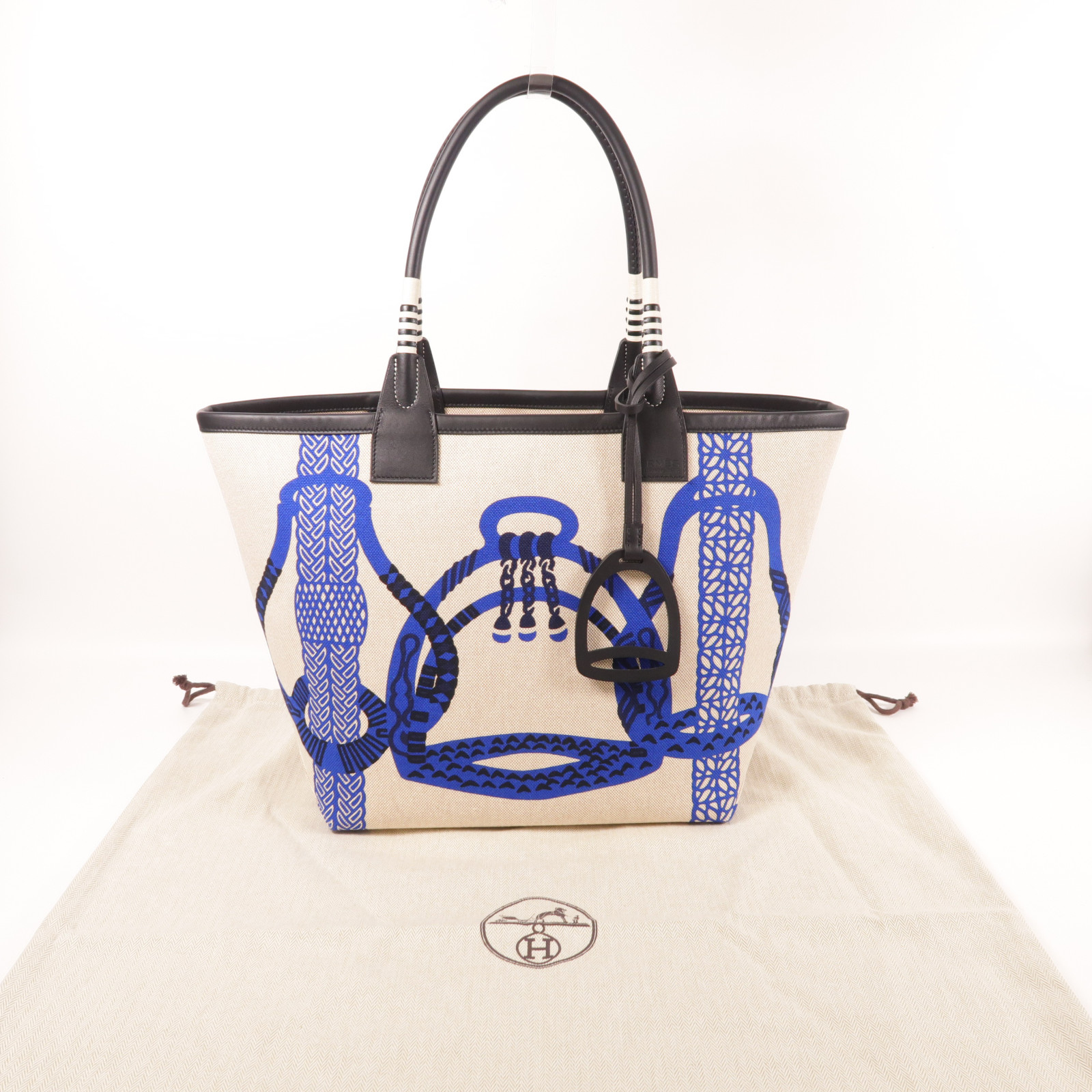 乗馬の美学を纏う HERMES Steeple 28 bag バッグ Steeple 28 bag | Hermès USA