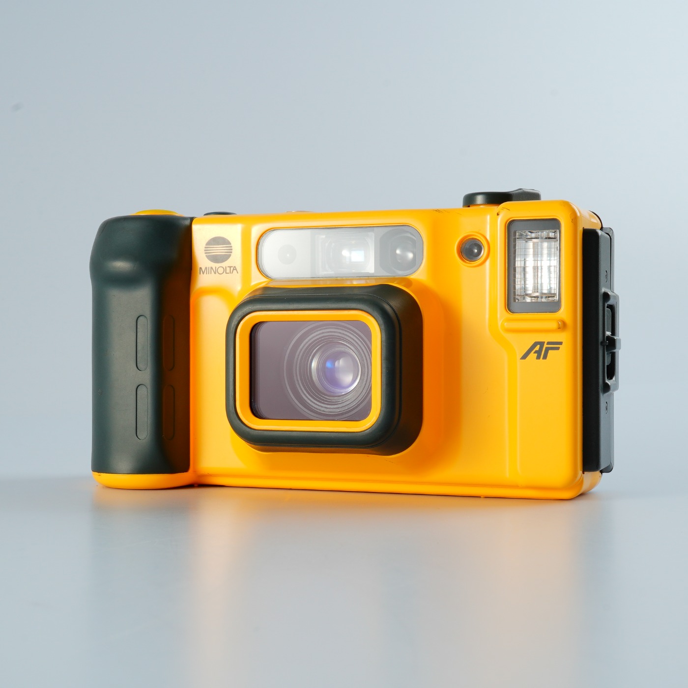 EXCELLENT MINOLTA Weathermatic Dual 35 Point & Shoot Film Camera