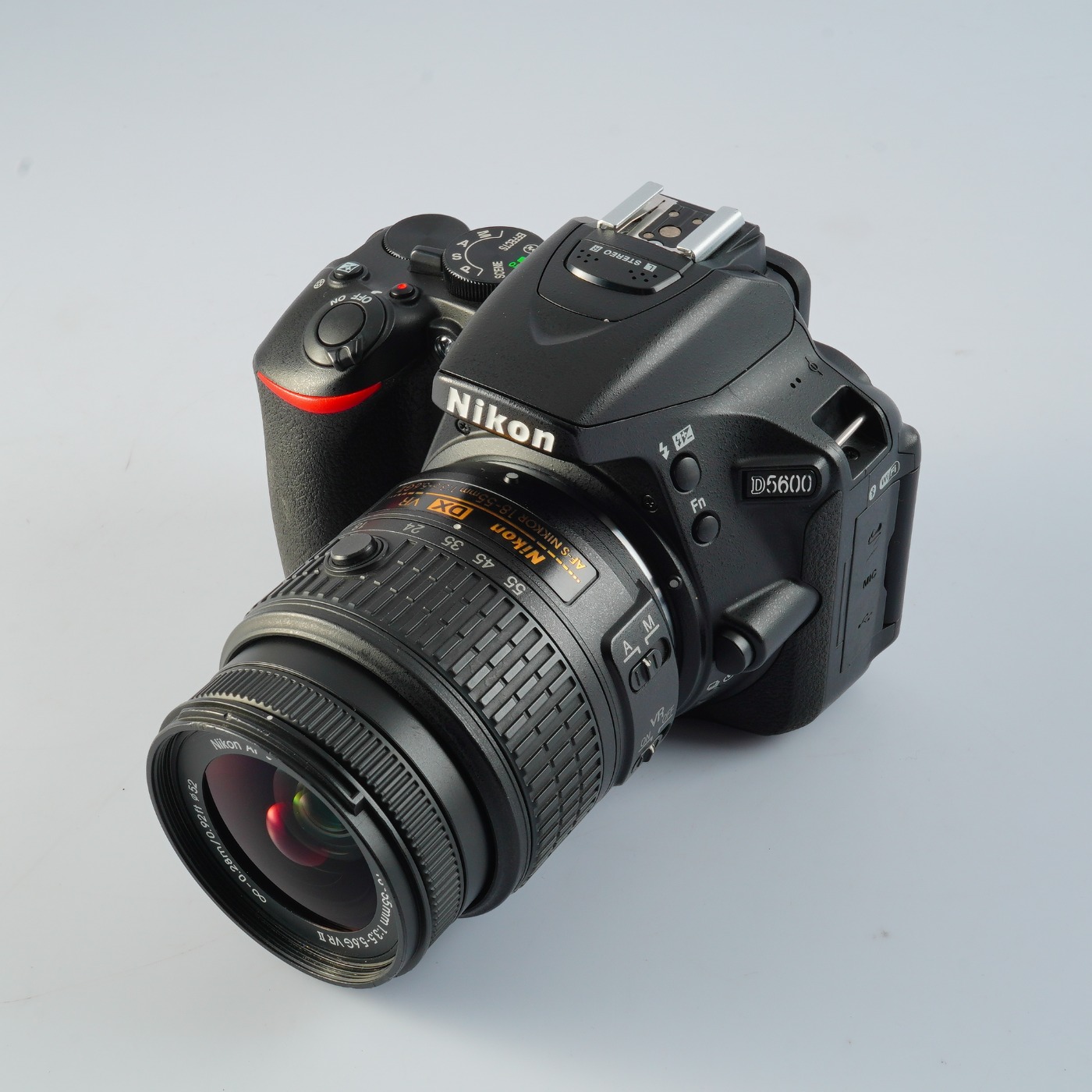 NEAR MINT Nikon D5600 + AF-S DX NIKKOR 18-55mm F/3.5-5.6 GⅡ VR +