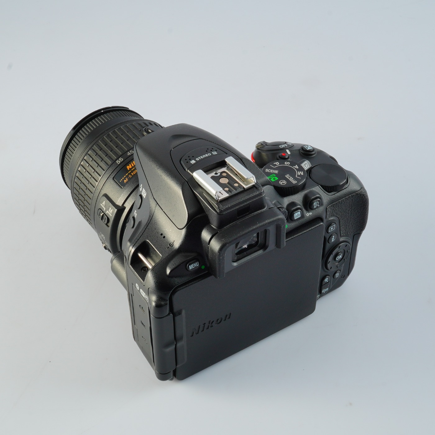 NEAR MINT Nikon D5600 + AF-S DX NIKKOR 18-55mm F/3.5-5.6 GⅡ VR +